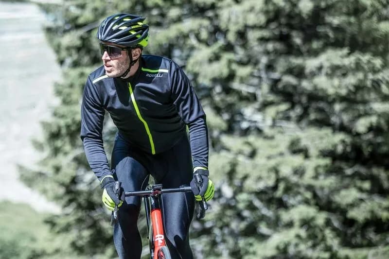 Jaką kurtkę na rower wybrać, by nie zmarznąć w deszczu?