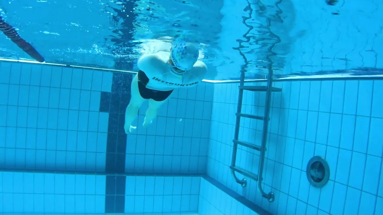 Jak pływać żabką na plecach i uniknąć najczęstszych błędów