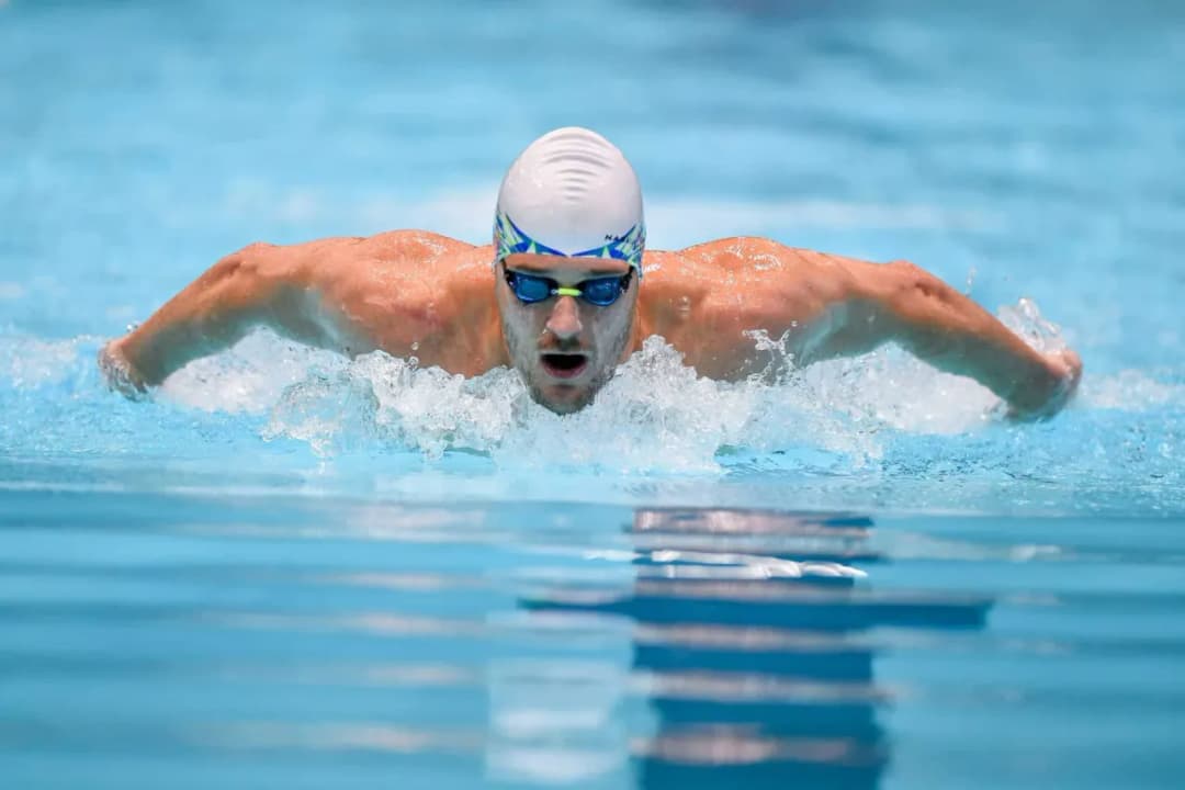 Jak się pływa delfinem: uniknij najczęstszych błędów w technice